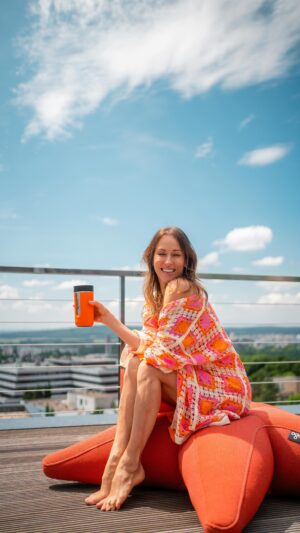 Katarína Štumpfová Instagram - Leto je už za rohom… ☀️ Tak si priprav neobyčajnú ľadovú kávu Azure coconut escape s @nespresso.sk !🍊☕️🧊

Postup:
1. Do väčšieho pohára daj 6 kociek ľadu
2. Do šľahača mliečnej peny Aeroccino nalej 100ml mlieka a priprav studenú mliečnu penu a nalej ju na ľad
3. Pridaj mandľový sirup podľa chuti
4. Navrch priprav 80 ml kávy “Tropical Coconut Flavour Over Ice”
5. Ozdob si to kúskami kokosu

Celá táto nádherná mandarínkovo oranžová kolekcia vznikla v spolupráci NESPRESSO x PANTONE a je inšpirovaná stredomorským vibeom… Ja som totálne do nej, čo poviete?🧡🧡🧡🧡

#SummerWithNespresso #NespressoOverIce #SummerMemories #spolupraca