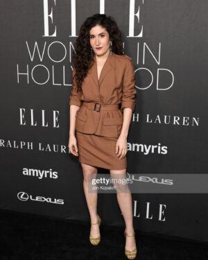 Kate Berlant Instagram - Thank you @elleusa for having me 🤎 Got to celebrate an outrageous group, including @oliviawilde 🤎 (makeup by @kirinstagram / hair by @frizzy.b / the vintage mugler suit is from my closet @muglerofficial hello are you listening? call me)