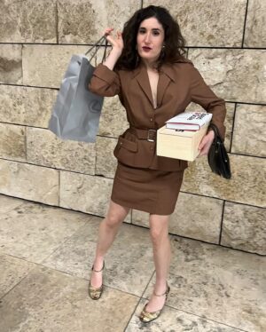 Kate Berlant Instagram - Thank you @elleusa for having me 🤎 Got to celebrate an outrageous group, including @oliviawilde 🤎 (makeup by @kirinstagram / hair by @frizzy.b / the vintage mugler suit is from my closet @muglerofficial hello are you listening? call me)
