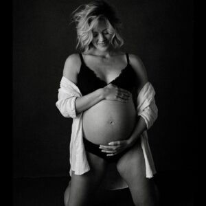 Kate Rockwell Instagram - If you had asked me five years ago what I thought of these photos, I’d have asked why you deepfaked my face onto another woman’s body, because I wasn’t having kids. 

If you asked me one year ago what I thought of these photos, I would have burst into tears because after two miscarriages, I thought my body wasn’t capable of it. 

Today, I stare at them over and over because I just can’t believe that’s ME. Sometimes I do double takes in windows or the mirror because I’m still in shock that it’s real. I’ve never been more grateful or more scared in my whole life. 

Pregnancy is terrifying and beautiful and weird and so f*cking cool. We actually know so little about how it all works. We can control even less. It is an exercise in faith, whatever that means to you, and letting go. 9 months in, I’m still working on that. 

But I’ll say this. I’ve never, ever, loved my body more. #37weeks