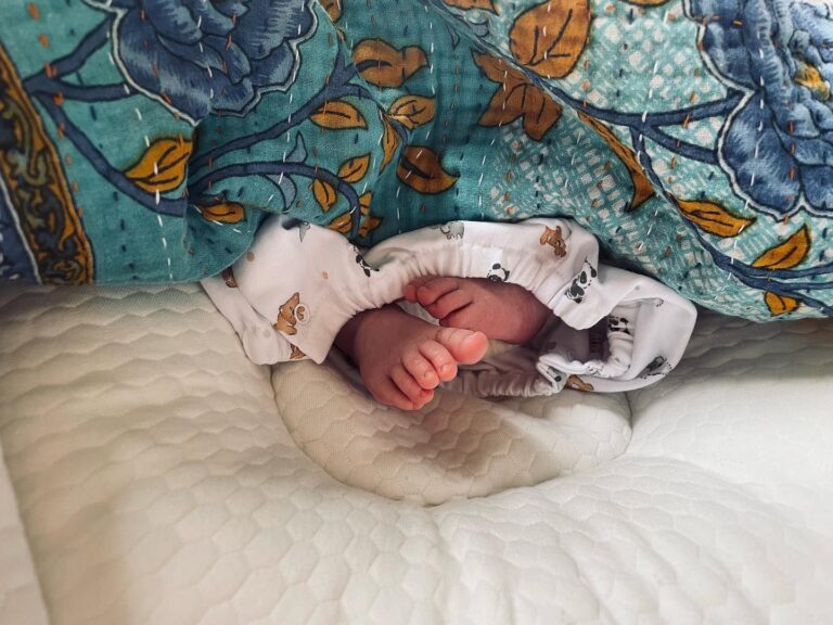 Kate Mara Instagram - Had a baby a week ago. Here are his feet 🧡