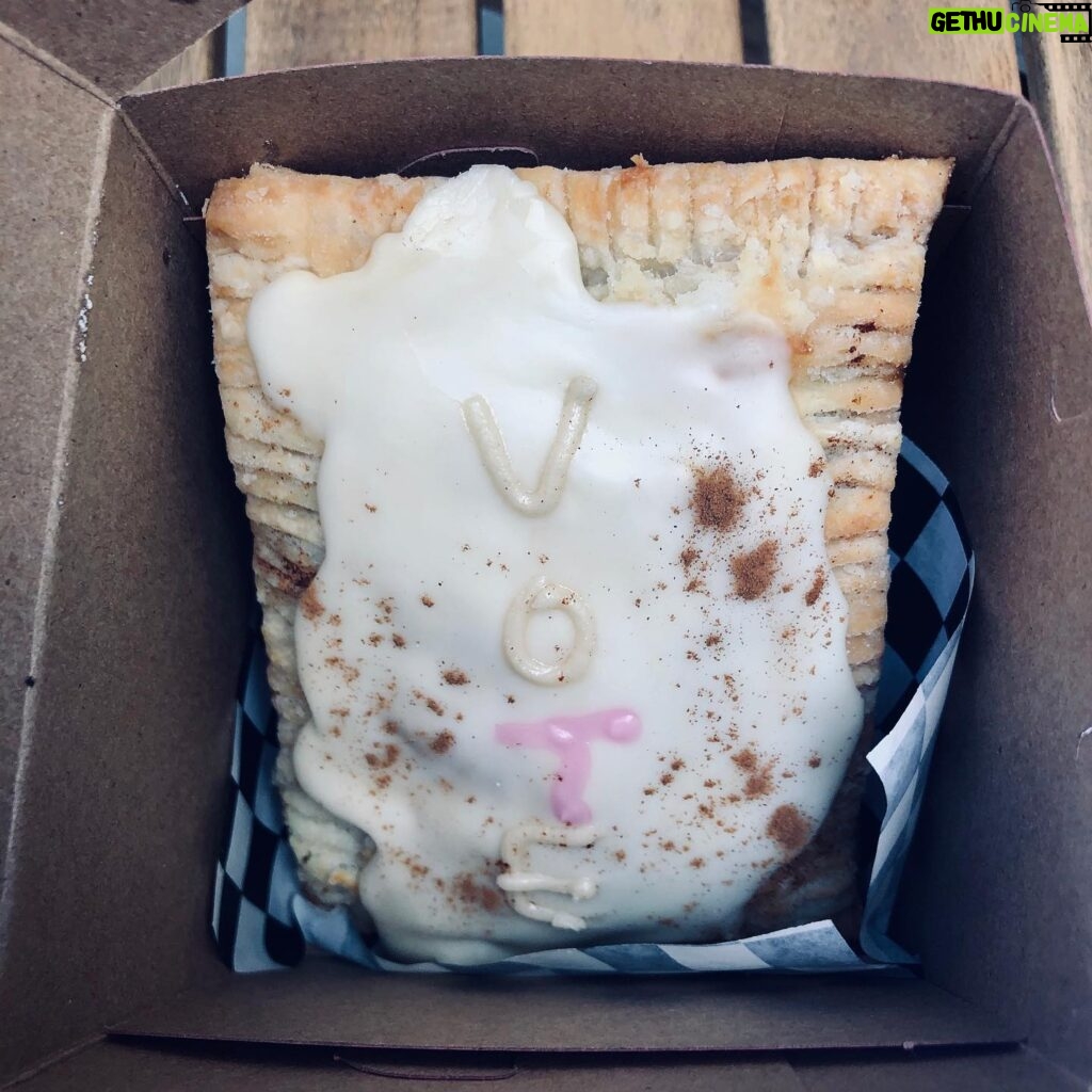 Kate Mara Instagram - #VOTE Also, eat this #vegan pop tart from @justwhatikneaded.la 🤤