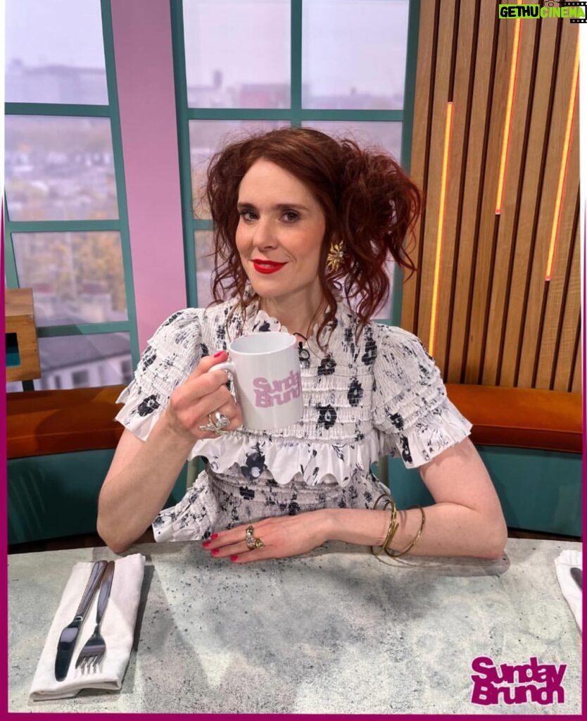 Kate Nash Instagram - Thanks for having me @sundaybrunchc4 ☀️ What a lovely bunch of guests! 💓 Styled by @celia__arias wearing @susanfangofficial @chanelofficial @4elementlondon @pondinthefish @barjewellery Hair @loveyohair Make Up @oonahmakeup