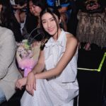 Kate Pang Instagram - 謝謝所有讓我這天很美，但他們自己卻汗流浹背的人，每一場華麗的展演，應該都有一公升的汗水吧！ 📷： @chenjaypeng 👗： @douchanglee 🏠： @tpe.fashionweek 💇： @ruiizzz styling： @sunnyouo #台北時裝週 #taipeifashionweek #taipei #taiwan #誠品松菸 #douchanglee #eelin #伊林娛樂 #2024aw #喵哥的汗水換來美麗的照片 #經紀人幫忙提大包小包 #晴是我的蝴蝶結救星