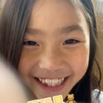 Kate Pang Instagram - 下午，妹妹突然暴哭，說找不到她用紙板精心製作的「爆炸生氣輪盤」，結果她就爆炸💥了，在書房的我，一眼就喵到，輪盤在凌亂書桌的一角，請她冷靜之後進書房。 看到輪盤，妹妹又展開心虛的笑顏，話說，這個輪盤究竟是來消怒氣，還是來惹人生氣的呢？ 📷： 祈求寧靜生活的母親 #爆炸生氣輪盤 #消怒氣 #averychen