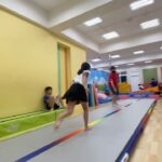 Kate Pang Instagram - 自从有了孩子之后，在荧光幕前面的时间就变少了，常常很想念工作时的成就感，但如果工作要牺牲陪伴孩子的时间，又会让我内心很拉扯。 妹妹幼儿园中班的时候，某天晚上说“马麻，我想要后空翻” “哦！那你要去学体操哦！”我说。 对于孩子学才艺这件事，我从不勉强，但只要他们有自己的想法，我就会想办法满足，于是，我们就展开了体操生涯。 一开始，哥哥也跟着去上体验课，一试也爱上了，当时哥哥年纪比较大，侧翻一下就学起来了，反而是最想要学的妹妹一直翻不好，看到哥哥每天在家翻来翻去，妹妹也很努力的练习，无论是跳床、跳箱、侧翻还是倒立，妹妹都比哥哥慢一步，随着时间过去，妹妹也渐渐越来越上手。 今天，兄妹一起开始练习侧空翻，妹妹竟然翻得比哥哥还直，哥哥可能有点没信心，手一直不敢离开地面，但妹妹自信又开心的翻过去了，看到这一幕，真的很感动。 回顾最开始练习的画面（第二段影片），原本连撑在地上翻都需要老师帮忙调整，到现在能做到这么困难的动作，我们也花了快4年的时间，孩子的汗水、我的奔波、老公的薪水😆，当然还有老师的努力，囊括所有人的付出和心血，我们才得到今天的成果。 陪伴孩子上才艺课，有时候真的蛮无聊的，跟着一群家长坐在沙发上等，可是当我突然瞄到孩子完成一个新的动作时，真的比自己做到那个动作还来得开心，好想大喊“孩子你好棒！” 步入家庭，含辛茹苦的陪伴孩子一起成长，至今十年了，不觉得自己牺牲了什么，给他们一個幸福快乐的童年，是我給自己的目标，也許，我也想在这个过程当中，治愈自己的童年吧！ #希望你们长大后心智比妈妈更强大 #期待我功成身退的那天