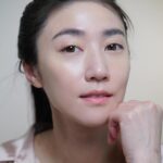 Kate Pang Instagram - 第一次，真的是第一次，超級興奮的，在大家還沒有使用過的時候，我就第一個來嚐鮮《幸Miyuki》面霜！ 年過四十，真的開始感受到青春的流逝，對於保養品，也很慎重的選擇，畢竟已經沒有年輕時那種隨便亂塗都很美的資本，但也因為現在膚況不如從前，容易乾燥，產生細紋，所以對保養品的功效，反而會有更明顯的感受。 這次體驗來自日本的《幸Miyuki》，手指一沾到乳霜的時候，有種在沾蛋黃醬的感覺，好滑好細緻，感覺很特別，正想說不知道會不會太油，沒想到，塗在臉上一下子就吸收了，完全不黏不膩，保養完馬上躺在枕頭上都不會黏到棉絮，非常清爽，滋潤度也很好，隔天起床皮膚很有光澤，完全不像是一整晚睡在冷氣房的肌膚，好適合每天待在辦公室的朋友。 使用一段時間，我發現，明明忙了一整天超累的，但我老公還會說我氣色很好，我發現是皮膚滋潤度變好，膚質變細緻，膚色也均勻很多，因為平常不愛化妝，有時候白天照鏡子，也搞不清楚自己擦隔離霜了沒，就走出門了～真的不是我在誇張。 這麼好用的產品，就來跟大家分享一下我的使用方法，洗完臉後，我會簡單拍上化妝水，擦好眼霜，接著就挖出適量的《幸Miyuki》面霜，稍微沾在兩根手指，把乳霜點在額頭，兩頰，鼻尖和下巴，輕輕由內向外，由下往上推開，全臉塗勻後，最後在用整個手掌稍微輕輕把臉往上拉提，然後謝謝鏡子裡的自己，這麼努力地過日子，接下來無論是要就寢或是去工作，都帶著滿滿幸福的感覺呢～！ 產品目前沒有公開販售，有興趣想搶先體驗預購價的朋友，我這幾天會在限動上放購買連結🔗，大家要記得鎖定喔！ 超級優惠！！！ #幸MIYUKI #好膚質大家都愛 #不要讓歲月太快摧殘我們 #姊姊妹妹一起亮起來