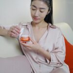 Kate Pang Instagram - 第一次，真的是第一次，超級興奮的，在大家還沒有使用過的時候，我就第一個來嚐鮮《幸Miyuki》面霜！ 年過四十，真的開始感受到青春的流逝，對於保養品，也很慎重的選擇，畢竟已經沒有年輕時那種隨便亂塗都很美的資本，但也因為現在膚況不如從前，容易乾燥，產生細紋，所以對保養品的功效，反而會有更明顯的感受。 這次體驗來自日本的《幸Miyuki》，手指一沾到乳霜的時候，有種在沾蛋黃醬的感覺，好滑好細緻，感覺很特別，正想說不知道會不會太油，沒想到，塗在臉上一下子就吸收了，完全不黏不膩，保養完馬上躺在枕頭上都不會黏到棉絮，非常清爽，滋潤度也很好，隔天起床皮膚很有光澤，完全不像是一整晚睡在冷氣房的肌膚，好適合每天待在辦公室的朋友。 使用一段時間，我發現，明明忙了一整天超累的，但我老公還會說我氣色很好，我發現是皮膚滋潤度變好，膚質變細緻，膚色也均勻很多，因為平常不愛化妝，有時候白天照鏡子，也搞不清楚自己擦隔離霜了沒，就走出門了～真的不是我在誇張。 這麼好用的產品，就來跟大家分享一下我的使用方法，洗完臉後，我會簡單拍上化妝水，擦好眼霜，接著就挖出適量的《幸Miyuki》面霜，稍微沾在兩根手指，把乳霜點在額頭，兩頰，鼻尖和下巴，輕輕由內向外，由下往上推開，全臉塗勻後，最後在用整個手掌稍微輕輕把臉往上拉提，然後謝謝鏡子裡的自己，這麼努力地過日子，接下來無論是要就寢或是去工作，都帶著滿滿幸福的感覺呢～！ 產品目前沒有公開販售，有興趣想搶先體驗預購價的朋友，我這幾天會在限動上放購買連結🔗，大家要記得鎖定喔！ 超級優惠！！！ #幸MIYUKI #好膚質大家都愛 #不要讓歲月太快摧殘我們 #姊姊妹妹一起亮起來