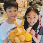 Kate Pang Instagram - 很喜歡 #宮原眼科 ，充滿历史風情的建築，以及每一个产品包装都是一幅画的视觉飨宴，用最健康天然的食材做的甜食，串联着人们的情感与回忆，从最早的cheese cake，到现在有凤梨酥、太阳饼，还有台湾当季新鲜水果制成的冰淇淋，每一口，都吃得到店家的用心，还有非常大方的topping，都是店里卖的产品，一份冰淇淋，三个人吃，还真有点饱呢！ 菜单有中英日三种语言，服务人员也是多国语言通，难怪游客这么多～～～～