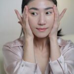 Kate Pang Instagram - 第一次，真的是第一次，超級興奮的，在大家還沒有使用過的時候，我就第一個來嚐鮮《幸Miyuki》面霜！ 年過四十，真的開始感受到青春的流逝，對於保養品，也很慎重的選擇，畢竟已經沒有年輕時那種隨便亂塗都很美的資本，但也因為現在膚況不如從前，容易乾燥，產生細紋，所以對保養品的功效，反而會有更明顯的感受。 這次體驗來自日本的《幸Miyuki》，手指一沾到乳霜的時候，有種在沾蛋黃醬的感覺，好滑好細緻，感覺很特別，正想說不知道會不會太油，沒想到，塗在臉上一下子就吸收了，完全不黏不膩，保養完馬上躺在枕頭上都不會黏到棉絮，非常清爽，滋潤度也很好，隔天起床皮膚很有光澤，完全不像是一整晚睡在冷氣房的肌膚，好適合每天待在辦公室的朋友。 使用一段時間，我發現，明明忙了一整天超累的，但我老公還會說我氣色很好，我發現是皮膚滋潤度變好，膚質變細緻，膚色也均勻很多，因為平常不愛化妝，有時候白天照鏡子，也搞不清楚自己擦隔離霜了沒，就走出門了～真的不是我在誇張。 這麼好用的產品，就來跟大家分享一下我的使用方法，洗完臉後，我會簡單拍上化妝水，擦好眼霜，接著就挖出適量的《幸Miyuki》面霜，稍微沾在兩根手指，把乳霜點在額頭，兩頰，鼻尖和下巴，輕輕由內向外，由下往上推開，全臉塗勻後，最後在用整個手掌稍微輕輕把臉往上拉提，然後謝謝鏡子裡的自己，這麼努力地過日子，接下來無論是要就寢或是去工作，都帶著滿滿幸福的感覺呢～！ 產品目前沒有公開販售，有興趣想搶先體驗預購價的朋友，我這幾天會在限動上放購買連結🔗，大家要記得鎖定喔！ 超級優惠！！！ #幸MIYUKI #好膚質大家都愛 #不要讓歲月太快摧殘我們 #姊姊妹妹一起亮起來