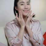 Kate Pang Instagram - 第一次，真的是第一次，超級興奮的，在大家還沒有使用過的時候，我就第一個來嚐鮮《幸Miyuki》面霜！ 年過四十，真的開始感受到青春的流逝，對於保養品，也很慎重的選擇，畢竟已經沒有年輕時那種隨便亂塗都很美的資本，但也因為現在膚況不如從前，容易乾燥，產生細紋，所以對保養品的功效，反而會有更明顯的感受。 這次體驗來自日本的《幸Miyuki》，手指一沾到乳霜的時候，有種在沾蛋黃醬的感覺，好滑好細緻，感覺很特別，正想說不知道會不會太油，沒想到，塗在臉上一下子就吸收了，完全不黏不膩，保養完馬上躺在枕頭上都不會黏到棉絮，非常清爽，滋潤度也很好，隔天起床皮膚很有光澤，完全不像是一整晚睡在冷氣房的肌膚，好適合每天待在辦公室的朋友。 使用一段時間，我發現，明明忙了一整天超累的，但我老公還會說我氣色很好，我發現是皮膚滋潤度變好，膚質變細緻，膚色也均勻很多，因為平常不愛化妝，有時候白天照鏡子，也搞不清楚自己擦隔離霜了沒，就走出門了～真的不是我在誇張。 這麼好用的產品，就來跟大家分享一下我的使用方法，洗完臉後，我會簡單拍上化妝水，擦好眼霜，接著就挖出適量的《幸Miyuki》面霜，稍微沾在兩根手指，把乳霜點在額頭，兩頰，鼻尖和下巴，輕輕由內向外，由下往上推開，全臉塗勻後，最後在用整個手掌稍微輕輕把臉往上拉提，然後謝謝鏡子裡的自己，這麼努力地過日子，接下來無論是要就寢或是去工作，都帶著滿滿幸福的感覺呢～！ 產品目前沒有公開販售，有興趣想搶先體驗預購價的朋友，我這幾天會在限動上放購買連結🔗，大家要記得鎖定喔！ 超級優惠！！！ #幸MIYUKI #好膚質大家都愛 #不要讓歲月太快摧殘我們 #姊姊妹妹一起亮起來