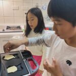 Kate Pang Instagram - 巨蟹座♋️真的很居家，每次在廚房裡煮飯，會主動進來幫忙切菜、洗米的都是哥哥，妹妹大部分都是負責貪吃的表情，好啦！今天有幫忙倒一次麵糊，也算有付出，不過能把食物吃完，也是功德一件。 #新好男人 #馨好男人 #adenchen #巨蟹 #cancer #未來媳婦有福了 #請抽號碼牌