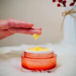 Kate Pang Instagram - 第一次，真的是第一次，超級興奮的，在大家還沒有使用過的時候，我就第一個來嚐鮮《幸Miyuki》面霜！ 年過四十，真的開始感受到青春的流逝，對於保養品，也很慎重的選擇，畢竟已經沒有年輕時那種隨便亂塗都很美的資本，但也因為現在膚況不如從前，容易乾燥，產生細紋，所以對保養品的功效，反而會有更明顯的感受。 這次體驗來自日本的《幸Miyuki》，手指一沾到乳霜的時候，有種在沾蛋黃醬的感覺，好滑好細緻，感覺很特別，正想說不知道會不會太油，沒想到，塗在臉上一下子就吸收了，完全不黏不膩，保養完馬上躺在枕頭上都不會黏到棉絮，非常清爽，滋潤度也很好，隔天起床皮膚很有光澤，完全不像是一整晚睡在冷氣房的肌膚，好適合每天待在辦公室的朋友。 使用一段時間，我發現，明明忙了一整天超累的，但我老公還會說我氣色很好，我發現是皮膚滋潤度變好，膚質變細緻，膚色也均勻很多，因為平常不愛化妝，有時候白天照鏡子，也搞不清楚自己擦隔離霜了沒，就走出門了～真的不是我在誇張。 這麼好用的產品，就來跟大家分享一下我的使用方法，洗完臉後，我會簡單拍上化妝水，擦好眼霜，接著就挖出適量的《幸Miyuki》面霜，稍微沾在兩根手指，把乳霜點在額頭，兩頰，鼻尖和下巴，輕輕由內向外，由下往上推開，全臉塗勻後，最後在用整個手掌稍微輕輕把臉往上拉提，然後謝謝鏡子裡的自己，這麼努力地過日子，接下來無論是要就寢或是去工作，都帶著滿滿幸福的感覺呢～！ 產品目前沒有公開販售，有興趣想搶先體驗預購價的朋友，我這幾天會在限動上放購買連結🔗，大家要記得鎖定喔！ 超級優惠！！！ #幸MIYUKI #好膚質大家都愛 #不要讓歲月太快摧殘我們 #姊姊妹妹一起亮起來