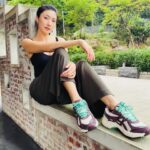 Kate Pang Instagram - 每天生活在都市，很便利很充实，但身处大自然，才真的有放松的感觉，呼吸新鲜的空气，眼前尽是碧绿的树林和清澈的湖水，看了心曠神怡。 不要忘記自己是大自然的一部分，每一種動物，包括人類都是地球的客人，我們擁有了享受大自然的幸運，也有義務去愛惜它，讓地球生生不息，環境永續。 👟： @asicssg @asics_sportstyle_sg