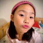 Kate Pang Instagram - 女兒的導師是一位氣質非凡、熱愛動物又充滿教學熱忱的文青，每次看到她，都有一種醍醐灌頂的感覺，討論到孩子的學習狀況，也總是笑咪咪，不厭其煩的跟我們分享，難怪女兒愛她愛到不行。 多才多藝的子緹老師，這學期親手編織了超級可愛的毛線帽給班上的女生，天哪～也太賢慧了吧！ 謝謝老師的愛～💓 #我好想在這裡上學 #時光若能跟鼻涕一樣倒流 該有多好