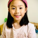 Kate Pang Instagram - 女兒的導師是一位氣質非凡、熱愛動物又充滿教學熱忱的文青，每次看到她，都有一種醍醐灌頂的感覺，討論到孩子的學習狀況，也總是笑咪咪，不厭其煩的跟我們分享，難怪女兒愛她愛到不行。 多才多藝的子緹老師，這學期親手編織了超級可愛的毛線帽給班上的女生，天哪～也太賢慧了吧！ 謝謝老師的愛～💓 #我好想在這裡上學 #時光若能跟鼻涕一樣倒流 該有多好
