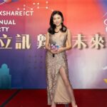 Kate Pang Instagram - 感恩有幸主持 #立訊精密 尾牙，全場氣氛high到我燒聲～～立訊的同仁和長官都好活潑可愛，個個能歌善舞，大家都可以出道了啦！ Fitting的時候，同事說我變胖了，我還不相信，看到照片，真嚇一跳，但我個人蠻欣賞自己肉肉的身材，看起來非常富貴，還有我強健的小腿肌，根本就是健康活力的代表，難怪小孩的同學每次都揪我玩鬼抓人，還有一堆體能競技，除了我，你們還有更好的選擇嗎？🤣🤣🤣 #伊林娛樂 #主持 #尾牙 #katepang #蕾馨 #host #不健身卻有健美小腿的女子 #活力十足 #富貴身材 #luxshareict @eelinofficial hair & makeup ： @ruiizzz