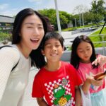 Kate Pang Instagram - 开车🚗带孩子游中南部的台湾，在高速公路休息站，看到 #人生飲料機 ，最喜欢这种盲盒的哥哥说想买看看，我早就料到肯定不会是我们喜欢的饮料，但...人生只有一次，就让他体验看看， #redbull 掉下来的时候，哥哥表情真的很逗，他失望的把饮料拿给我说“妈妈，这个给你喝吧！” 还真的很适合开长途的我～🤣🤣 #台湾高速公路休息站越来越美 #我最爱的清水休息站竟然在整修 #但有全台最大711 #自駕遊 #爸爸工作 #少一個司機 @andiechen