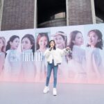 Kate Pang Instagram - 實在非常榮幸可以主持 #未來少女 裡面顏值最高的學霸美少女團體 #黑曜精靈 TWI-LIGHT暮後紀實寫真冊簽書會，能歌善舞又可愛的精靈，真的很難不讓人愛內～🤩🤩🤩 活動當天盛況空前，還有前一天從中南部上來的朋友，一大早就在活動現場等，真的好有心，美麗的精靈也很寵粉，雖然天氣超冷，每個人衣服都很單薄，但全程都保持專業和笑容，耐心的跟粉絲一一拍照，還精心準備了白色情人節禮物給粉絲，這個白色情人節，真的充滿粉紅泡泡了啦～～～ 簽名會後，女兒也買了一本寫真書，但害羞不敢找姐姐們簽名，幸好寫真書裡面還有附簽名小卡，女兒高興的收進她最愛的粉紅小馬包包珍藏，然後從現場到回家，整路都在看姐姐們的倩影，在車上也說要聽 「Copy paste」，真的鐵粉來的～～～ 女兒好愛黑曜精靈，趁機會跟她說，每個姐姐除了會唱歌跳舞，功課也都顧的很好，要跟她們學習，才能像她們一樣棒喔！ btw，我混在裡面毫無違和耶～～😆😆😆好啦！我是黑山老妖～～～lol～～ #黑曜精靈 @ss_ent_official_ #能文能舞 #才藝雙全 #品學兼優的偶像 #未來無可限量 #期待更多作品 #katepang #host #簽書會 #eelin @eelinofficial
