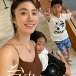 Kate Pang Instagram - 每次到台中都一定會到自然科學博物館，真的是一個寓教於樂的好地方，上次去主要展館，逛一天都逛不完，這次到比較小的科學中心，還是沒辦法一天結束，真的很多東西玩不完，門票又有夠便宜的，一個人才NT$20，好佛心～ 難得來台中，就一次把太空劇場和立體劇場看完，真的很過癮，玩到5pm要休館了，哥哥彷彿被博物館吸住一样，无法自拔，展馆人员还开玩笑叫他今晚睡在这里🤣🤣🤣。 中午为了把握时间，就在展馆楼下随便吃吃，没想到，博物館的食物一點都不隨便，汉堡好吃到我之后又再点了一份，真的蛮令人惊艳的呢！ #taichung #taiwan #台中 #台灣 #國立自然科學博物館 #nationalmuseumofnaturalscience #科学中心 #katepang #familytrip #motherandson #motheranddaughter