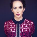 Kate Siegel Instagram - Very unserious… #QueenOfScreams #fashionforward #katesiegel #screamqueen #fbf