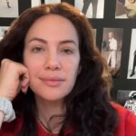 Kate Siegel Instagram - music suggestions for typical family interactions this holiday season #thefallofthehouseofusher