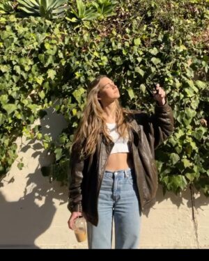 Katelyn Tarver Instagram - Has anyone or anything put in as much work over the years as my cropped white brandy melville tank? My one true constant 💘