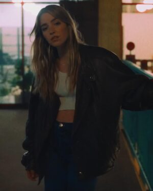 Katelyn Tarver Instagram - Has anyone or anything put in as much work over the years as my cropped white brandy melville tank? My one true constant 💘