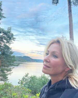 Kateřina Brožová Instagram - Krásný večer z Orlíčku…ano je to letos úplně jiné.. mám slzy na krajíčku pro mé dva psí kamarády, kteří mě tolik let doprovázeli… ani se mi nechce sedět na rybách..všude je vidím… ale mám psí miminko Donnečka, lásku, budoucnost, novou zodpovědnost a silné pouto…❤️🙏