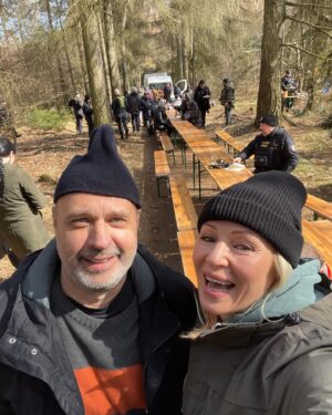 Kateřina Brožová Instagram - Natáčení @ordinace_v_ruzove_zahrade_2_ příprava oběda pro 50 lidí🙂exterier v lese