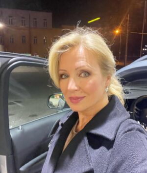 Kateřina Brožová Instagram - Pěkný večer přeji🙋‍♀️…..momentka při tankování….
