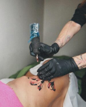 Kateřina Hrachovcová Instagram - proces / tattoo .ink
Ty 
L e a