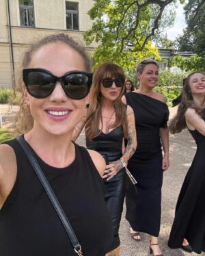 Kateřina Hrachovcová Instagram - nejkrásnější svatba 🤍  půjčila jsem si TASPIRa @ina_t_official  l á s k a  j e 

spolu s Vámi 🫀 
S  ina & václav 
S přáteli &
S mojí vzácnou @curly_lili_lovelili @lovelili_bags