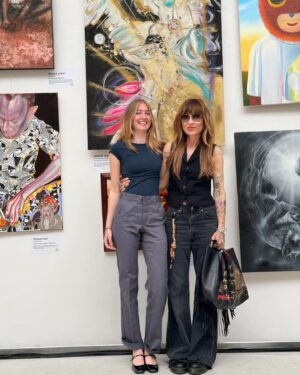Kateřina Hrachovcová Instagram - pro @kapka_nadeje  v @manesgallery  obraz “ aMORE KLUCI “
Včera dnes a zítra v MÁNESu  14,15,16.6. aukční výstava / krásné obrazy od ne/skutečných umělců, nejen můj .. 
Od 🫀pro Kapku @vendulapizingerova