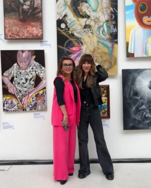 Kateřina Hrachovcová Instagram - pro @kapka_nadeje  v @manesgallery  obraz “ aMORE KLUCI “
Včera dnes a zítra v MÁNESu  14,15,16.6. aukční výstava / krásné obrazy od ne/skutečných umělců, nejen můj .. 
Od 🫀pro Kapku @vendulapizingerova