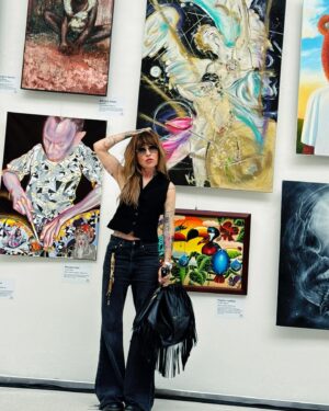 Kateřina Hrachovcová Instagram - pro @kapka_nadeje  v @manesgallery  obraz “ aMORE KLUCI “
Včera dnes a zítra v MÁNESu  14,15,16.6. aukční výstava / krásné obrazy od ne/skutečných umělců, nejen můj .. 
Od 🫀pro Kapku @vendulapizingerova