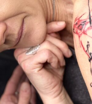 Kateřina Hrachovcová Instagram - Mirka 
*72 

láska síla moudrost pokora 

Mít svou osobitost a autentičnost, být sám sebou ***

#tattoo #tattookaira
#numerology #freehandtattoo 

Má vášeň v symbolech a číslech mi dává vyjímečnou sílu v tématech, která na Vás ráda přenesu v té nejhlubší podobě a spojením s vašim Já.
Není to tetování ale příběh, který se vám vpíše pod kůže a zanechá trvalou vzpomínku a podtrhne vaši identitu. 

Kdo má zájem otevřít mysl spolu se mnou a podívat se hlouběji do duše a mělce do kůže, ráda se s vámi touto formou spojím 
Vždy prosím jen na mail : 
✨✨✨ kairakaterinaa@gmail.com   připiš své datum narození ✨✨✨

#tattookaira #freehandtattoo 
#freehand #numerology