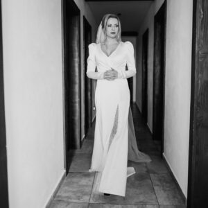 Kateřina Kristelová Instagram - Šaty🪡. Děkuju Vám za ohlasy na ně🤍.

Nebyly ani nazdobené ani typické svatební, ani s obrovskými volány a dlouhou vyšívanou a honosnou vlečkou.
O nic z toho jsme nestála. Stejně jako jsem nestála o typickou svatbu na úřadě. Šlo o naše spojení, slib a pečeť pro nás dva, než o karneval pro média a hosty. I proto jsme se TO rozhodli dát vedet světu po delší době a jen pro to, že jsme s těmi, kteří nám fandili chtěli sdílet ➡️ že láska vždycky vyhraje. Každou soutěž 🤍.
Moje zadání pro Veroniku znělo, jednoduché elegantní šaty, adekvátní mýmu vyššímu věku i faktu, že chci ladit s Tomášem a cítit se v nich dobře, žensky a vlastně hlavně úplně normálně:). 
Podtrhnout křivky a skrýt nedostatky, kterých mám dost;). 
Povedlo se. Přesně takové Verča @svatebnisalonveronica připravila a já jí děkuju. 

Některé z Vás chtěly vedet o jaký materiál šlo, kontaktovala jsem Verču, abych si to ověřila;), protože v materiálech se nevyznám…. a jde o lehce pružný Tiffany satén , který lichotí postavě a má svůj odlesk, šaty jsou zdobené jen lehce, což jsem si přála, takže jen rozparek, kde jsou kamínky Preciossa. Chtěla jsem je nosit i někdy jindy na speciální příležitost a ne je, hned po rituálu, zabalit navždy do krabice do skříně. 

Sama Verunka řekla, že šaty byly stvořené s láskou a pro lásku. 
A já budu jednou šťastná, když se v nich bude vdávat Claud. 

#ritual 
*
*
*
*
Za makeup dekuji @mua_petranedomova