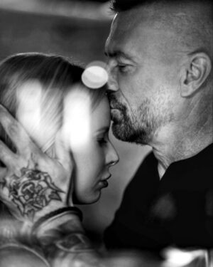 Kateřina Kristelová Instagram - Když se bolest promění ve výhru.

‼️Po třech letech jsme vyhráli soud nad expresem.cz. Ve své době denně informoval verejnost články, které měly jediný cíl, ponížit mě a ničit.

Jejich mediální lynčování bylo často k nepřežití a pochopi to jen ten, kdo to zažil. 
A zapomeňte na rychle závěry, že ”jsme si to zasloužili” a “dobre nám tak”.
Výsledek odvolacího soudu zní jasne. Expres překročil únosnou mez.

Dodnes nerozumim tomu, kde se v konkrétních redaktorech brala chut a právo soudit můj zivot. Jejich jména znám. Podepsali se svym chováním na mé dceři, což je možné tema k dalšímu soudnímu sporu a trestním oznámením. Zvažuji to. 
Jejich morální profil by stal za zveřejnění. 

Expres.CZ se dle odvolacího senátu DOPOUŠTĚL BEZDŮVODNÉ A SAMOÚČELNÉ DEHONESTACE za kterou mi musel zaplatit nemalou finanční náhradu. 

Za závažné soud vnímal napr:
✓ -pronásledování me osoby pro které neexistoval verejny zajem!

✓ -jeden z nejodpornějšich zásahu pro mě byl napr článek, ze jsem se měla zviditelňovat a touzit po pozornosti na pohřbu DJ Loutky a šla tam přesto, ze jsem ho neznala. 

Soud to vyhodnotil jako nepřípustný zasah do mých práv, ale i do piety. 
Z dostupných materiálu a videí ověřil ze já a Tomas jsme se na pohřbu chovali zcela přiměřeně dané události a fotografům se vyhýbali!!
S Michalem aka DJ Loutkou jsme navíc byli roky kamarádi.

✓ -největší zadostiučiněni v penězích jsem napr. obdržela za vysílané streamy s určitým člověkem, proti kterému vedeme soudní při. Jeho protiprávní konání tak expres legalizoval a lživé výroky byly navíc podporované ještě jejich vlastní redaktorkou, která měla být nestranná, místo toho si to spletla profesionalitu se šikanou a mstou. Za finance tedy děkuji⚖️💸.

Tento vůči mé osobě soudne usvědčený web ze lži, měl kdysi jako motto, NEZASTAVÍ NÁS ANI ŘEPKA S KRISTELOVOU.
✓ Tak jsem ho zastavili🥊🔌. 

Finanční náhrada v řádech sta tisíců a prohra pro ně. Dekuji JUDr. Ondrejove za další pravomocnou výhru v řadě.

Expres považuji za zlo.
Zúčtování s bulvarem mě stalo hodně sil, ale stalo to za to. Zvítězila jsem v boji, kde mě každý videl jako outsidera. A podceňování se nevyplácí📍🤌🏻
✓ Doslova⚔️.

/fotka @barbora.jelinkova_photography/
