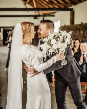 Kateřina Kristelová Instagram - Jsme dva.
Dva na všechno, na lásku, na boj i na bolest.
Dva na výhry i prohry. 
Na život i na smrt. Dva.

Potichu a mezi těmi, kteří nás milují, jsme si dali před časem slib.

.
.
.
.
.
.

Za bezchybnou produkci pro nás důležitého dne & ritualu, děkujeme těm, které jsme si vybrali 🤍 @svatebni_magazin . /fotka @stanislavatylmanova /

#love #destiny #ritual #zadnasvatba #zadnabyrokracie #pravda 🤍