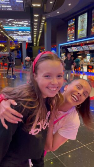 Kateřina Kristelová Instagram - BARBIE je fenomén🩷. Odmala jsem ji milovala a vyráběla ji byt z krabice od bot, šila na ni šaty a trénovala ji🤩🩰
A tak jsme si na její oslavu a pro radost s mojí milovanou neteří Claud zatancovaly 🎀 - enjoy!

#Barbie #barbiedance #barbiespam
#choreografieodclaud