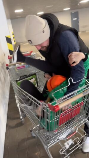 Kateřina Kristelová Instagram - Když už je ten zamilovaný čas a Valentýn před námi. Slávistický bonbony hrají v našem vztahu důležitou roli a tohle video mělo dopadnout úplně jinak… Teda měla jsem to jinak přichystaný …. Ale zas vim, že kdyby něco, můžu přespat i v nákupním košíku🙏🏼🤷🏼‍♀️😳.
