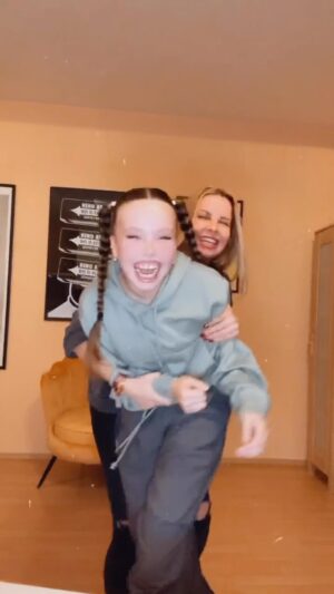 Kateřina Kristelová Instagram - “Mami prosimte….nauč se to pořádně..…nejde ti to!!”
“Jak jste vlastně tancovali na diskotéce, když jsi byla mladá…?”
“A byly vůbec diskotéky když Vám s Tomášem bylo 15 ?!?”

A na každou moji odpověď oči ke stropu a ušklíbnutí.
Puberta & taneční lekce od Claudaka 🤦🏼‍♀️. 

Naučit matku tak jednoduchou choreografii… 🙇🏼‍♀️🙆🏼‍♀️. 
Nejde mi to no🤷🏼‍♀️! 

#MojeMiniSchifferka #Mum&Daughter