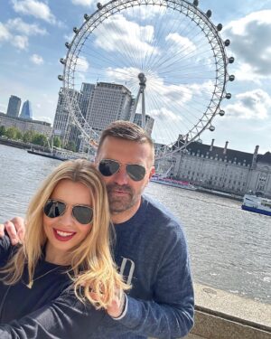 Kateřina Kristelová Instagram - LONDÝN🇬🇧

I když tady Tomáš hrál 5 let a West Ham miluje jako málo co na světě, k Londýnu nemá vztah🤷🏼‍♀️😜, ani ho nemá moc rád a tak mi cestu sem vždycky rozmluvil….
A proto skoro pořád vítězila Itálie. Palermo, Neapol, Milán, Florencie a zase dokola.
Vždycky tam ožije a není tím zamračeným Řepkou jako doma u nás😀⚽️🤛🏻.

Tohle jaro jsem se vzbouřila a prosadila si Anglii. Bylo dusno, ale jsme tady😀.
Na London eye nikdy nebyl, jako na spoustě jiných památek. 
Tehdy nebyl prý čas a asi ani chuť.

Tak máme co objevovat.
Mračí se zatim furt. Ale to se podá😁.

#london #londonlife #thisislondon #londoneye #igerslondon #visitlondon #londonfashion #eastlondon #lovelondon #londoncity #londonfood #timeoutlondon #londontown #london_only #londonfashionweek #londonstyle #londonart #ilovelondon #londonblogger #londonist #londonbridge #londoncalling #londonfoodie #supercarsoflondon #prettycitylondon #london4all #toplondonphoto