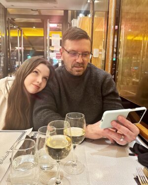 Kateřina Kristelová Instagram - Claud dostala Paříž k vanocum. Je to její vysněný město. Bohužel kdo mohl tušit ze bude hrát Sparta s Liverpoolem, takže romantika se nekoná a já jsem na veceri s nervoznim fotbalistou /to není až taková exotika😃/ a teenagerem, kterej musí sledovat zápas 🤦🏼‍♀️👌🏻😃. #Sparta #TomasRepkaJeSparta