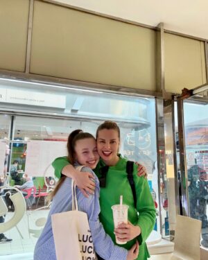 Kateřina Kristelová Instagram - Dneska má svátek Klaudie, takže i můj Clauďák♥️. Už je vysoká jak já🤷🏼‍♀️😄. Udelaly jsme si holčičí den a všechny Vás zdravíme🤍! #MojeClaudia