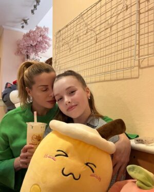 Kateřina Kristelová Instagram - Dneska má svátek Klaudie, takže i můj Clauďák♥️. Už je vysoká jak já🤷🏼‍♀️😄. Udelaly jsme si holčičí den a všechny Vás zdravíme🤍! #MojeClaudia