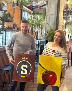 Kateřina Kristelová Instagram - Přemluvit Tomáše k tomu, aby zkusil ArtMoment byla dlouhá cesta.

Jde o zážitkový večer malování 🎨🎭, kdy si uděláte čas pro sebe, vyberete si z řady předloh to co se Vám libí a pod vedením lektorů zkusíte převést podobu na plátno.

Z nás tří maluje moc hezky moje dcera a právě ta si přála, abychom šli zkusit malovat všichni.

Tomas dlouho nechtěl, měl pocit, že trávit večer s barvama a plátnem je to poslední co by si přál. Nakonec měl podmínku, že teda půjde 🤦🏼‍♂️, ale bude malovat nějaký sparťanský motiv 🤦🏼‍♀️, protože neřeší nic než sobotní derby 🤷🏼‍♀️⚽️.
A myslim, ze to bylo poprvé a naposledy kdy lektoři museli sehnat logo SPARTY 😀🙏🏼.

Povedlo se. Užili jsme si to v pohodě, v klidu a bez blikanců 😃🤛🏻.
Obraz mame opřený o stěnu v chodbě a přestože je hodně nedokonalý😁, jednou asi bude mít pro fanoušky cenu jen proto, že ho maloval sam kapitán😆. ACS.

#ArtMoment