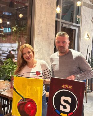 Kateřina Kristelová Instagram - Přemluvit Tomáše k tomu, aby zkusil ArtMoment byla dlouhá cesta.

Jde o zážitkový večer malování 🎨🎭, kdy si uděláte čas pro sebe, vyberete si z řady předloh to co se Vám libí a pod vedením lektorů zkusíte převést podobu na plátno.

Z nás tří maluje moc hezky moje dcera a právě ta si přála, abychom šli zkusit malovat všichni.

Tomas dlouho nechtěl, měl pocit, že trávit večer s barvama a plátnem je to poslední co by si přál. Nakonec měl podmínku, že teda půjde 🤦🏼‍♂️, ale bude malovat nějaký sparťanský motiv 🤦🏼‍♀️, protože neřeší nic než sobotní derby 🤷🏼‍♀️⚽️.
A myslim, ze to bylo poprvé a naposledy kdy lektoři museli sehnat logo SPARTY 😀🙏🏼.

Povedlo se. Užili jsme si to v pohodě, v klidu a bez blikanců 😃🤛🏻.
Obraz mame opřený o stěnu v chodbě a přestože je hodně nedokonalý😁, jednou asi bude mít pro fanoušky cenu jen proto, že ho maloval sam kapitán😆. ACS.

#ArtMoment
