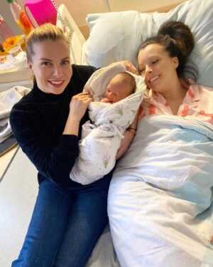 Kateřina Kristelová Instagram - NAŠE LILI JE NA SVĚTĚ!!! 

Není nic krásnějšího než být máma a porodit zdravé dítě. Ten nejhezčí darek k vanocum už naše rodina dostala! Díky ségra @adeldanceway ! Vidis tohle máš vyřešený 😀👑🎁! Nic lepsiho už nikdo z nás nedostane♥️.

Vím, že cesta k Tvý vytoužený holčičce nebyla jednoduchá o to vetsi zazrak teď společně zažíváme❤️.

Lili vítej v tomhle svete, kde Tě teta vzdycky ochrání a bude za Tebe bojovat tak jako je na to u svých blízkých zvyklá 😄🤞🏻⚖️. A tvoje sestřenice Claud ti ukáže svět! Slibuju🤍.